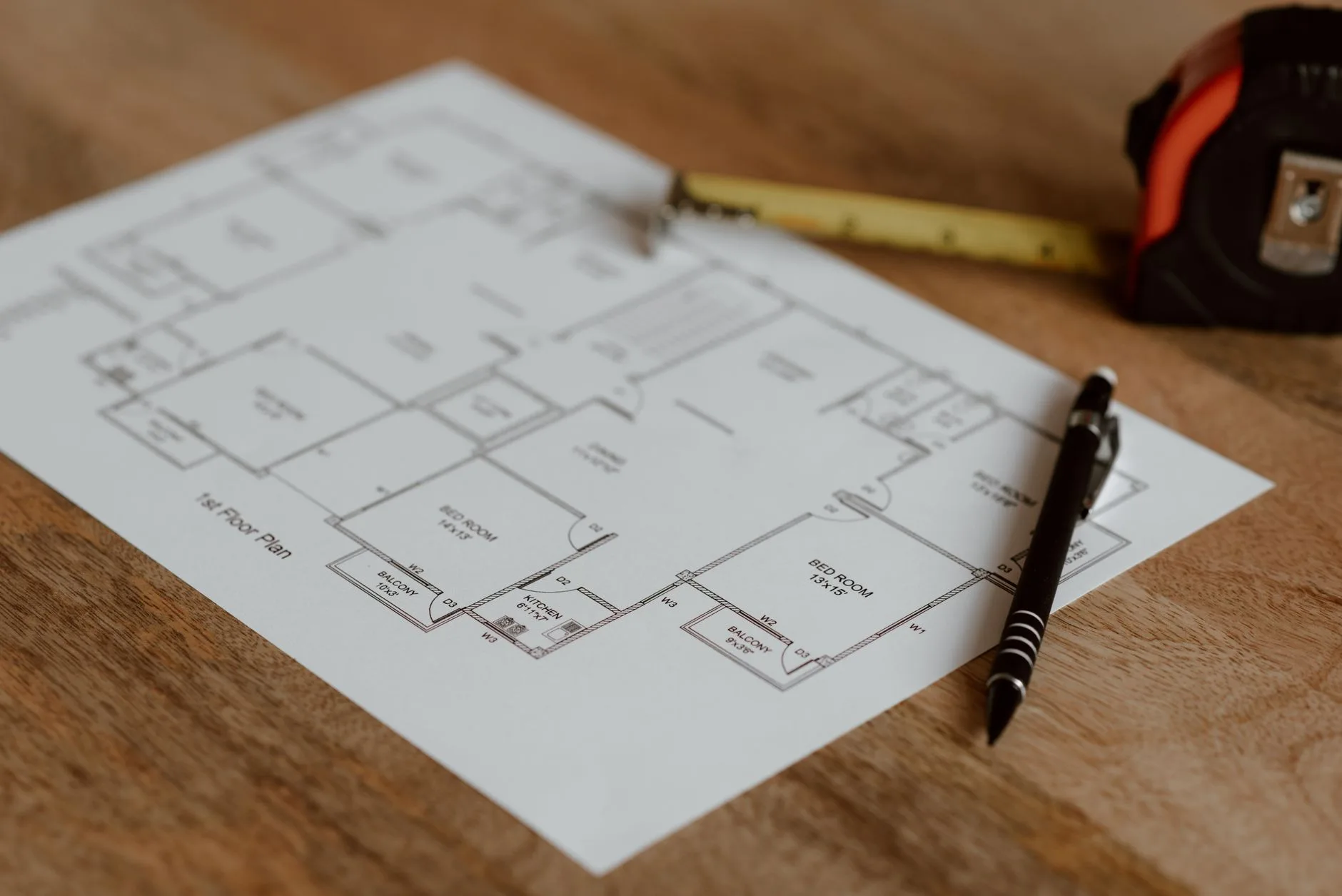 Plan de maison avec mètre ruban pour calculer le prix au m²